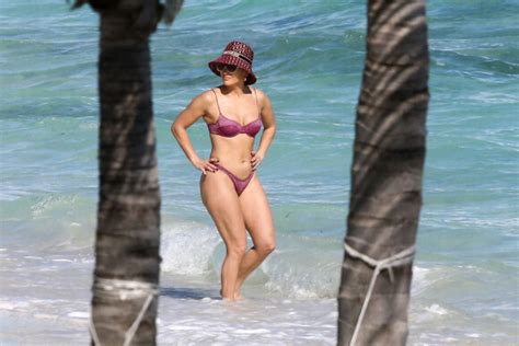 Jennifer Lopez Maillot string et silhouette de rêve à la plage à ans Le diaporama