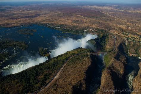 Survolez Les Chutes Victoria En Hélicoptère — Safaris En Afrique