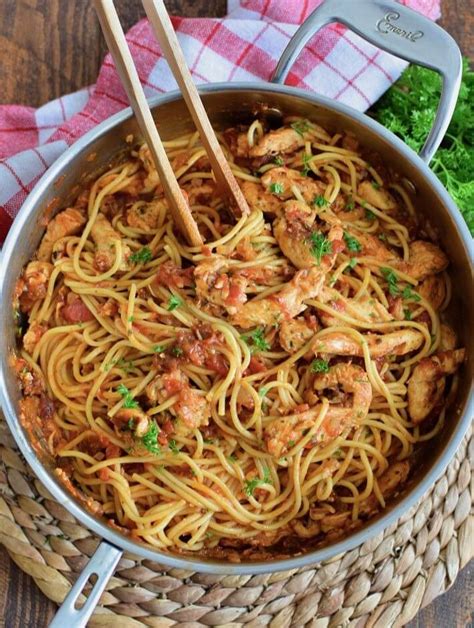 En una olla de hierro, cocina la pasta siguiendo las instrucciones del paquete, agregando el brócoli durante los últimos 5 minutos de cocción. Pasta con pollo en salsa de tomates secos | Bizcochos y ...