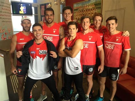 Zac Efron Drops By The Sydney Swans Football Club Beautifulballad