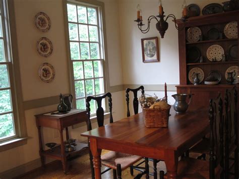 You may or may not consider yourself a foodie, but when it comes to decorating your dining room in style you want nowadays, dining parlours often occupy the same space as the living room and kitchen. Colonial dining room | Colonial dining room, Colonial home decor, Primitive dining rooms