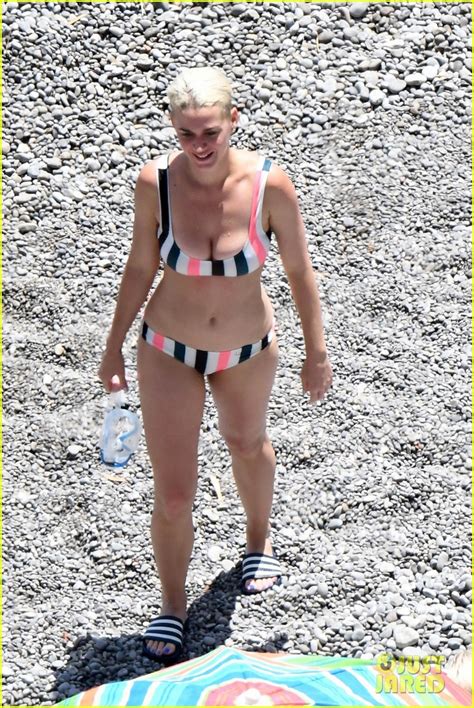 Katy Perry Wears A Striped Bikini At The Beach In Italy Photo 3925727