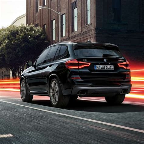 I fari anteriori sono più taglienti, notiamo anche delle nervature sulle fiancate e sopra i passaruota. Nuova BMW X3 M: Design e caratteristiche salienti | BMW.it