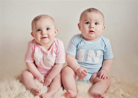 22 Bayi Lucu Kembar Background