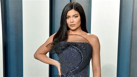 The cosmetics creator is really embracing this unique. Kylie Jenner's New Navy Manicure Is the Perfect Moody-Blue ...