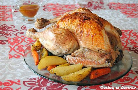 Coloca algo de líquido en la bandeja del pavo para que sea más jugoso. Pavo relleno al horno jugoso - Todos a comer