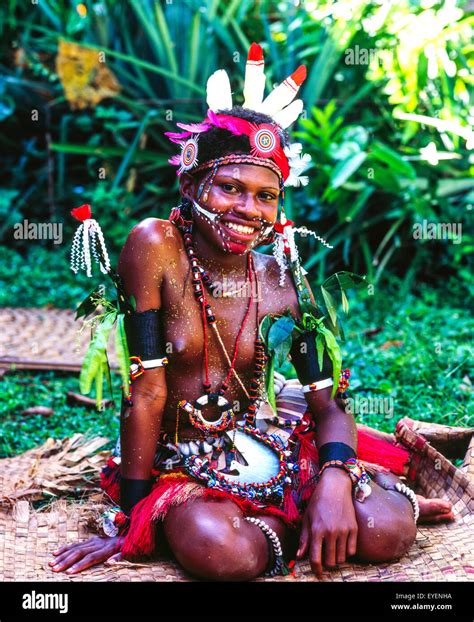 Trobriand Insel Frau In Traditioneller Kleidung Trobriand Inseln Papua Neu Guinea