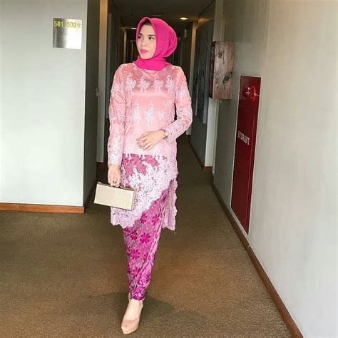 Kain di bagian sampingnya ditarik hingga ke bagian pinggang sebagai variasi. Model Brokat Dengan Kain Adat.terusan.com : Inspirasi Kebaya modern Brokat Biru dengan Rok batik ...