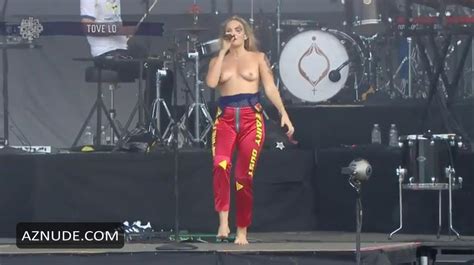 Tove Lo Topless Singer Flashes Her Tits On Stage At Llapalooza In