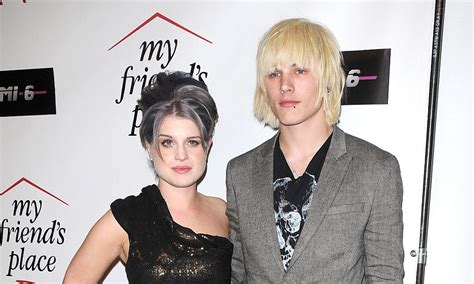 Kelly Osbourne Finally Apologises For Her Anti Transsexual Rant Daily Mail Online