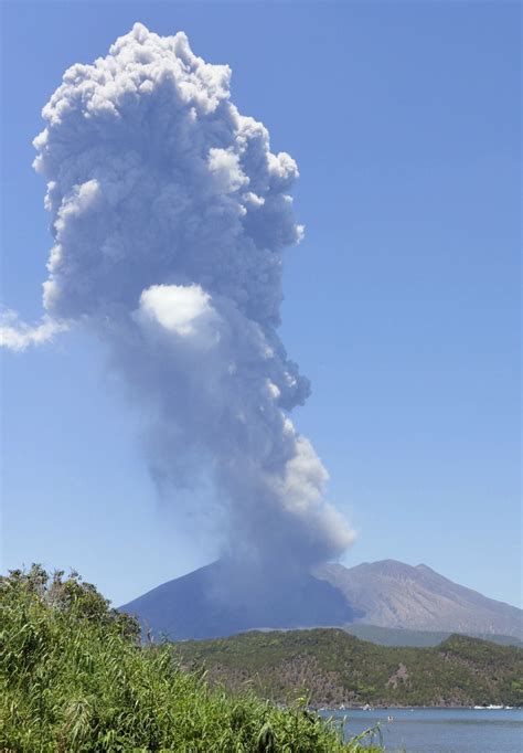 Japans Sakurajima Volcano Erupts 1st Major Eruption In 9 Months