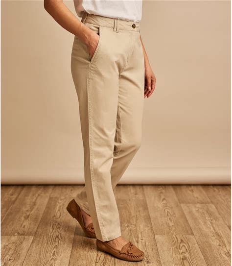 Pantalon coupe chino, longueur 30, matière coton, 2 poches avants et 2 fausses poches arrières #pantalon#pantalonchino #mango. Grège naturel | Pantalon chino - Femme - Coton mélangé ...