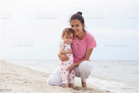 엄마와 딸 함께 해변에서 시간을 보내고 2명에 대한 스톡 사진 및 기타 이미지 2명 2세대 가족 가족 istock