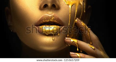 Goldfarbige Schmuckst Cke Tropfen Von Den Gesichtslippen Und Der Hand Lippentropfen Aus Sexy