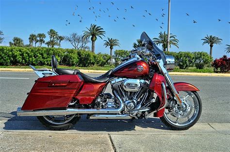 For 2013, the new cvo road king is available with two exclusive color schemes and a special 110th anniversary treatment. 2013 Harley-Davidson® FLHRSE5 CVO™ Road King® (Burgundy ...