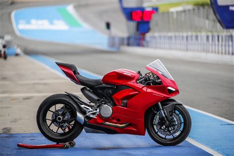 This ducati panigale v2 ducati red may not be available for long. Ducati Panigale V2 Launched from RM109,900