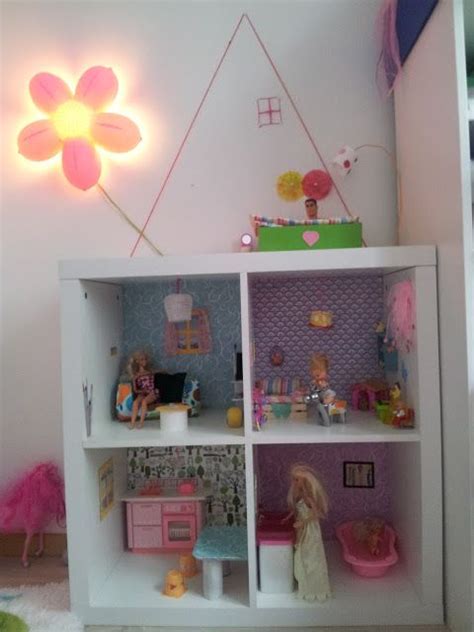 Por tanto, nos entretendremos pulsando sobre los diferentes elementos que aparecen en pantalla y así desarrollar acciones como cocinar, probar conjuntos de ropa o tocar música en un escenario. Der Bastelblog: Das Barbie-Puppenhaus! | Barbie puppenhaus ...