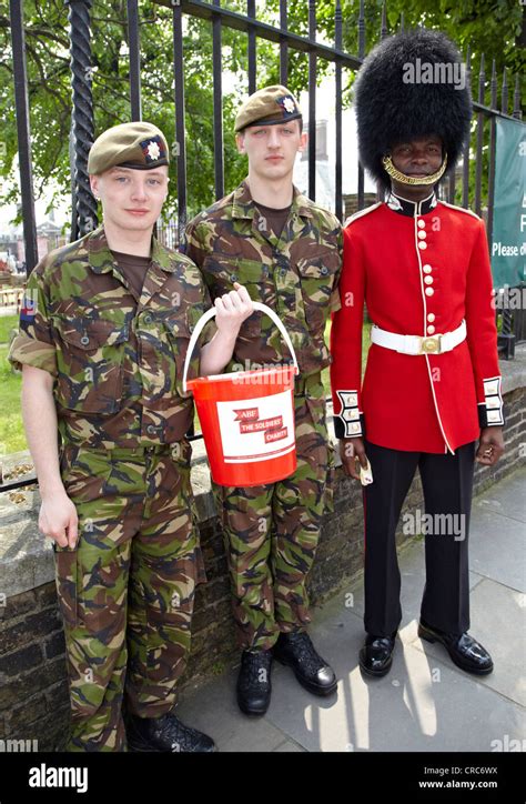 Grenadier Guard In Busby Hat London Uk Stock Photo Alamy