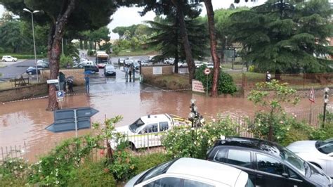 Danni e problemi a roma dopo la violenta bomba d'acqua che ha colpito la capitale intorno alle 12.30. Maltempo, bomba d'acqua su Roma: alberi caduti e allagato ...