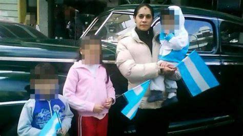 Madre Sujeta A Su Hija Mientras Su Novio La Viola En Buenos Aires