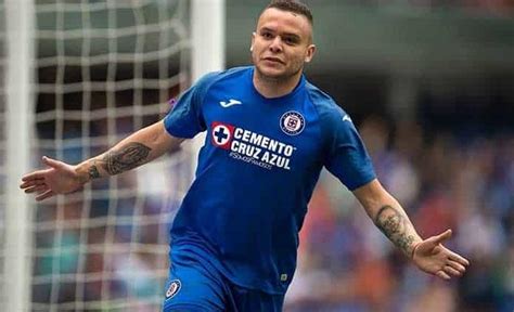Juan reynoso decidió poner de titular a santiago giménez en el duelo ante puebla. "Cabecita" Rdz. podría emigrar al futbol italiano