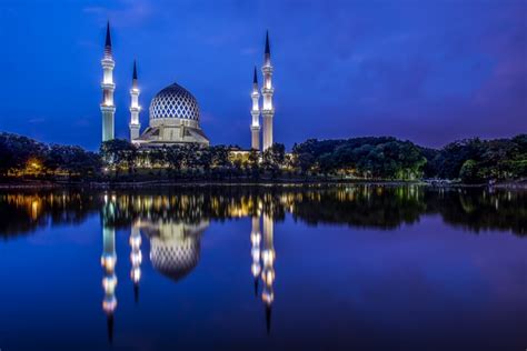 Fondly known as the 'blue mosque', the sultan salahuddin abdul aziz shah mosque is one of the largest mosques in southeast asia, with the capacity to accommodate 24,000 worshippers at any one time. The Most Beautiful Mosques in Malaysia
