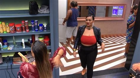 Foi a terceira vez que ele quis — e agora, conseguiu — deixar o programa. Rízia ajuda Carolina a fazer penteado | casa bbb | Gshow