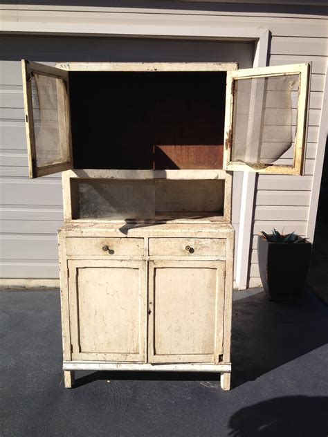 Get menu ideas, cooking tips, updates & more + free kitchen helper guide! totally second hand: Old Kitchen Dresser Makeover