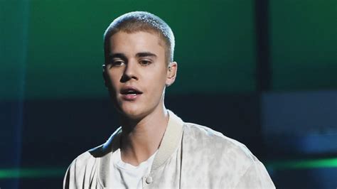 Justin Bieber Drops Mic Walks Off Stage After Fans Boo Him In