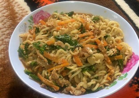 Tidak perlu repot untuk mengupas dan mencincang bawang, cukup gunakan margarin saja masakan jadi terasa lezat! Resep Indomie Goreng ala mie nyemek oleh Annisa - Cookpad