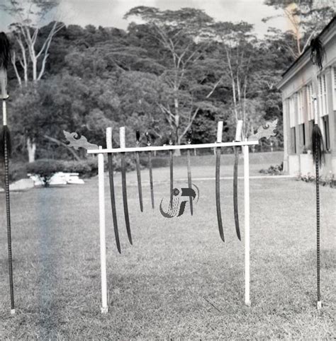 Keris panjang diraja adalah keris kerajaan. Negeri Sembilan Darul Khusus: Alat Kebesaran Diraja Negeri ...