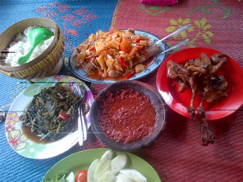 Bhayangkara kala itu penuh dengan orang. Daftar Wisata Kuliner di Mojokerto Paling Fenomenal Harga ...