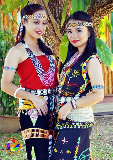 Pakaian Tradisional Orang Murut - Wanita menggayakan blaus badu sampit ...