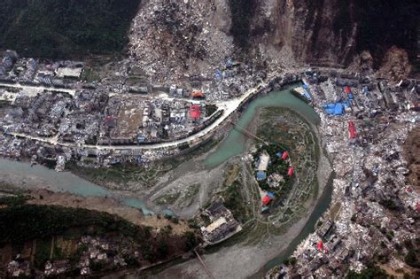 Según funcionarios estatales chinos, el terremoto causó 69.180 muertes conocidas, incluidas 68.636 en la provincia de sichuan; Lagos formados tras el sismo en China siguen siendo ...