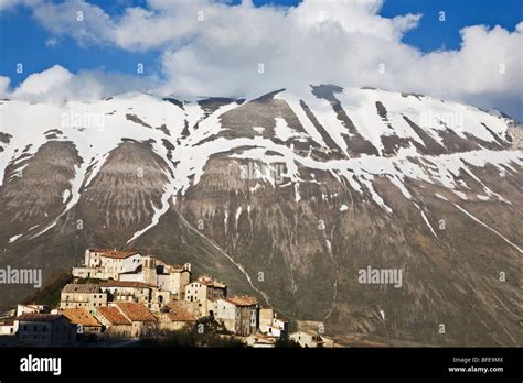 The Hilltop Village Of Castelluccio Umbria Italy Stock Photo Alamy