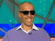 נראה כאילו ארץ נהדרת נחושה בדעתה להיות ארגון הגג של ההומור בארץ, החל מניצה ולחם וכלה בפרלמנט, ומוכנה ואיכשהו, למרות ריבוי השחקנים והאורחים, התוצאה מלמדת שדווקא למערכוני ארץ נהדרת קלאסיים יש יותר סיכוי. ארץ נהדרת עונה 18- פרקים מלאים לצפייה ישירה | makoTV