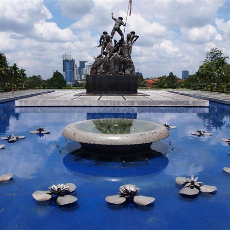 This is the place to go if you are looking for books to read or simply need a place to do your research work. Monument National, Kuala Lumpur, Malaisie Photo stock ...