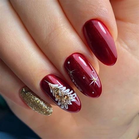 12 stunning christmas nail designs. Nail design with a very beautiful Christmas Tree - Nail art designs