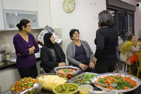 בית המקדש היה מקום משכנו של ארון הברית, כפי שהיה המשכן לפניו. מפגש ושיחה על כוס קפה עם לילא נאג'ר עמורי - דרכים שלובות