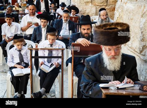 La Gente Judía Ortodoxa De Orar En Una Sinagoga Por El Muro Occidental