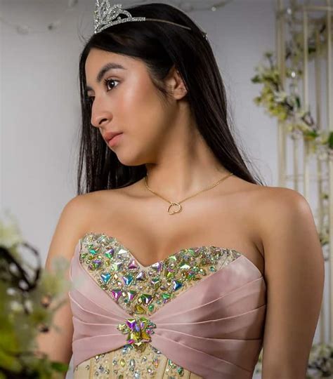 Jan 05, 2021 · t he crown symbolizes a beautiful princess in god's eyes, which is why girls wear a crown or tiara on their special day to continue the quinceañera tradition! 40 Stunning Quinceanera Hairstyles for 2021 - HairstyleCamp
