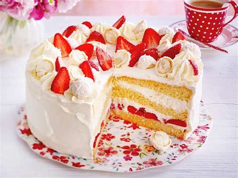Crème mit einem kleinen löffel wellenartig auf der torte verstreichen. Erdbeer-Raffaello-Torte Rezept | LECKER | Raffaello torte ...