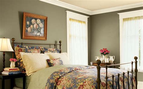 The wrought iron bed design has become more popular in recent years. Bedroom Ideas With Black Iron Bed - HOME DELIGHTFUL