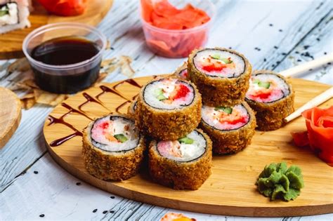 Free Photo Side View Hot Roll Deep Fried Sushi Roll With Salmon