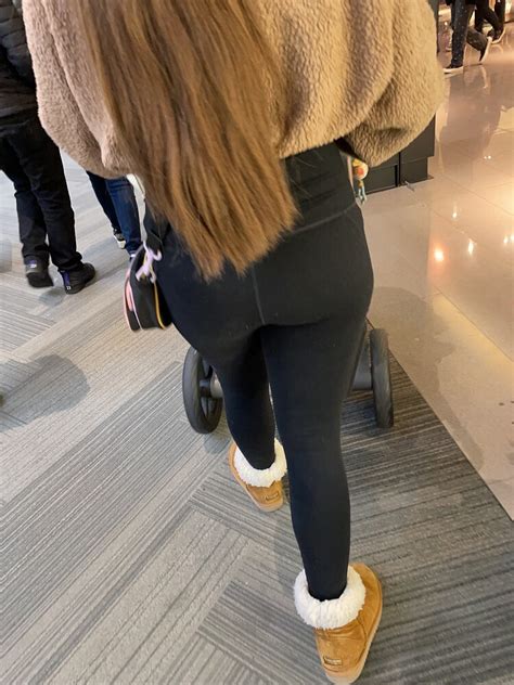 Milf Stroll Through The Mall Spandex Leggings And Yoga Pants Forum
