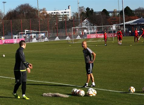 Sicher und heil gelandet sind die profis des fc bayern münchen am sonntagabend in münchen. .@BSchweinsteiger zurück an der Säbener, mit dem @DFB_Team ...