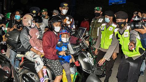 Sholat tarawih maupun sholat idul fitri juga diminta untuk dilaksanakan secara sederhana dan waktunya tidak terlalu panjang, sehingga dapat memperkecil. Hingga Malam, Masih Ada Pemudik Motor Lintasi Titik Penyekatan Mudik - Foto Tempo.co