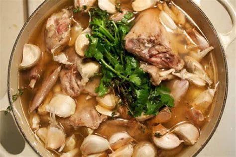 Receta de conejo al ajillo (y el truco de Karlos Alguiñano)