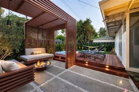 Plano de casa de dos pisos con terraza. Área de descanso en patio seco, con pergola de madera y piso deck. Estilo minimalista | Diseño ...