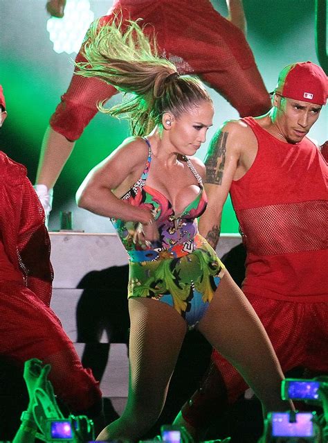 Jennifer Lopez Performs Onstage At The Iheartradio Ultimate Pool Party Mirror Online